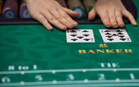 মোবাইলে bet 700 ব্রাউজ করার দৃশ্য